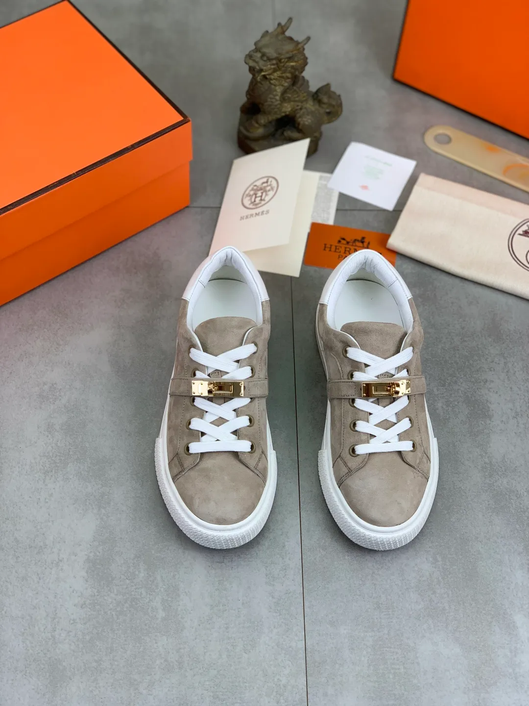 Men's men's shoes 💰P640 New Hermes top version Hermès classic couple style #𝐊𝐞𝐥𝐥𝐲 buckle casual white shoes skateboard shoes that will not conflict with shoes at all. Full of unknowns, Hermès rarely produces flat casual shoes and they are paired with classic palladium-plated Kelly shoe buckles! You'll fall in love with it at first sight. It's super versatile and can be worn with any skirt or pants. 🉑️Close your eyes and wear it. It's super noble. Fabric: Specific cowhide/canvas material. Lining: Sheepskin lining. Outsole: Original molded TPU outsole. Size: 35-45.